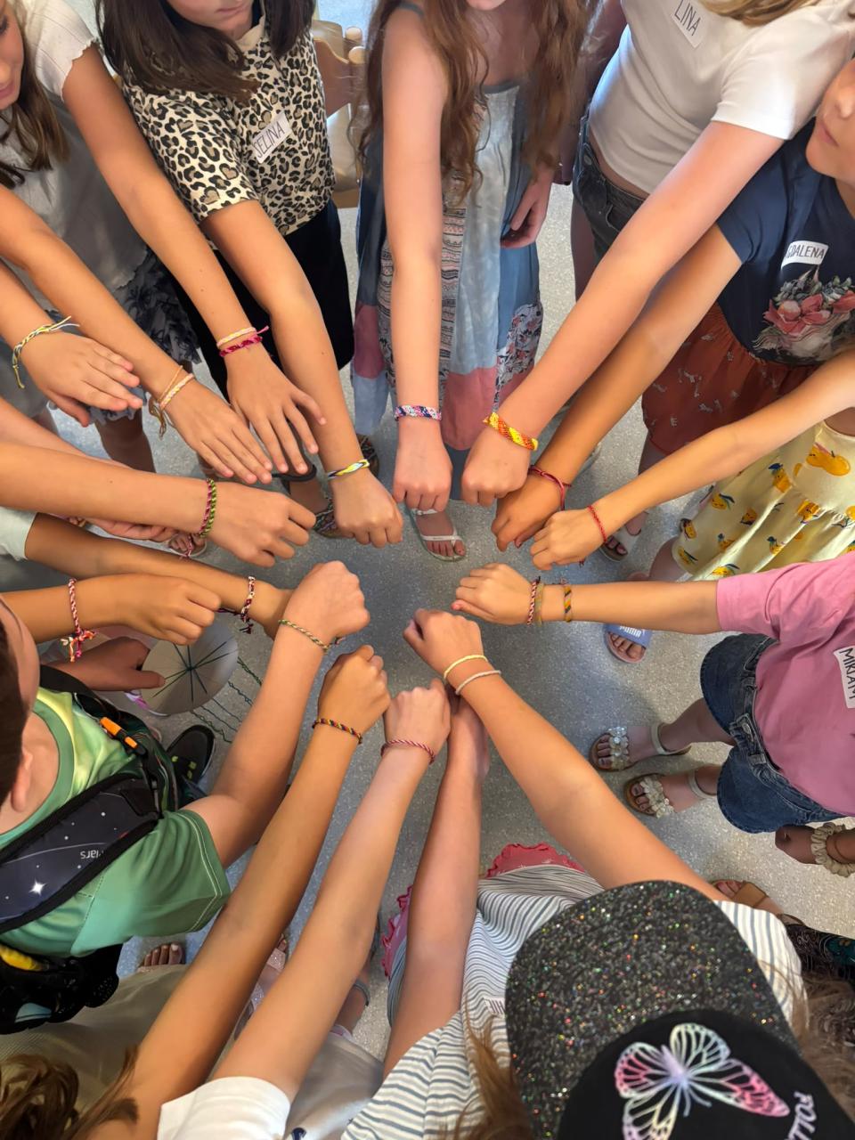 Sommerveranstaltung, Freundschaftsbänder knüpfen, Pfarrbücherei Vöcklabruck